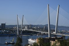 Серия взрывов прогремела во Владивостоке рядом с административными зданиями. Над городом заметили военный вертолет