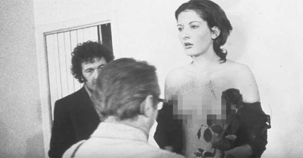 Страшный эксперимент: художница стояла 6 часов смирно и позволяла зрителям творить с ней что угодно