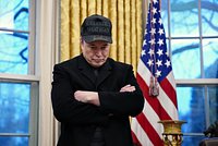 &laquo;Ударил плечом как игрок в регби&raquo;. Илон Маск подрался с министром финансов США