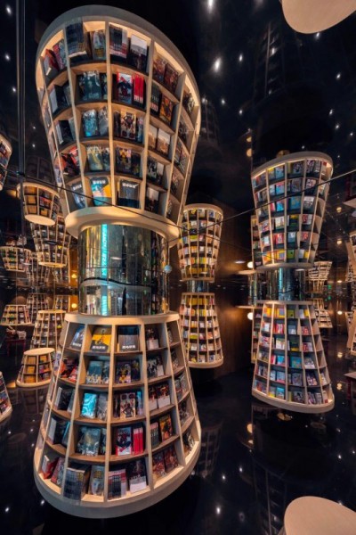 Зеркальные потолки превратили китайский книжный магазин в сказочные лабиринты