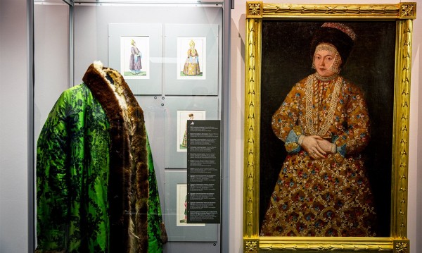 Казачество выстроилось на торжественный смотр в Царском Селе
