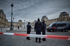 Лувр в Париже ограбили за несколько минут. Из музея украли вещи из коллекции украшений Наполеона и императрицы