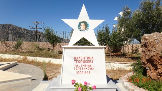 Памятники Валентине Терешковой, разные и в том числе странные