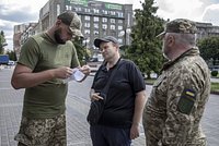 Бывших бойцов &laquo;Азова&raquo; начали задерживать на Украине. Их обвиняют в похищении людей во время мобилизации