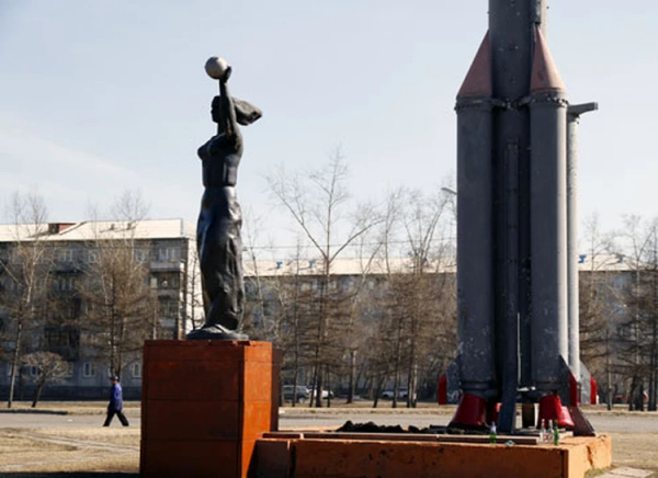 Памятники Валентине Терешковой, разные и в том числе странные