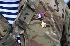 В России разгорелся скандал из-за &laquo;ряженых героев&raquo;. За обладателя сразу трех ненастоящих наград вступился глава &laquo;Ахмата&raquo;