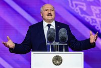 Белоруссия освободила более сотни политзаключенных. Их отправили на Украину в обмен на россиян Белоруссия освободила более сотни политзаключенных. Их отправили на Украину в обмен на россиян