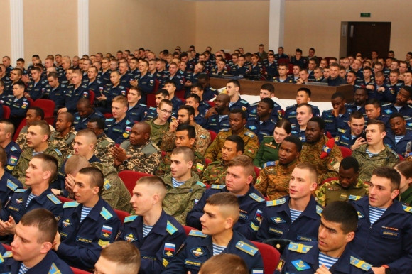 &laquo;Не ради славы и наград&raquo;: культурная акция поддержала героев и матерей, подарив новогоднее настроение