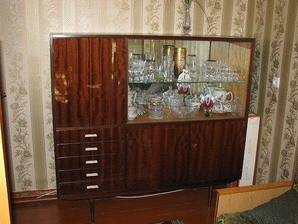 Что скрывала в своих недрах &laquo;стенка&raquo; &mdash; витрина нехитрого советского быта
