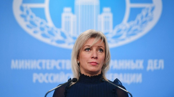Захарова с иронией отреагировала на демонтаж надписей на мемориале в Киеве