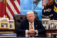 Трамп объявил о мерах против стран ЕС из-за ситуации с Гренландией. Чем пригрозил американский лидер и как отреагировали в Европе?