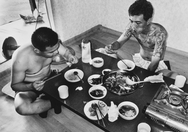 &laquo;Я спал в коробках с бездомными&raquo;: как фотограф Ян Сын У снимал запретную Японию