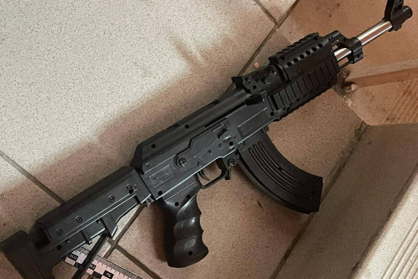 Девятиклассник с пистолетом и петардами напал на школу в Уфе. Он анонсировал преступление и выкладывал фото с оружием