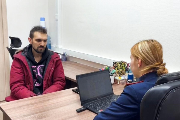 Шутившего про инвалида и Иисуса комика Останина отправили в колонию. Стендапер слушал приговор в худи с надписью &laquo;Бесы&raquo;