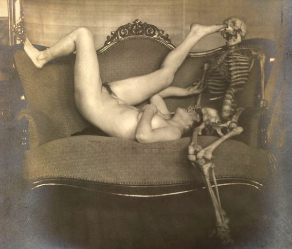 Дама со скелетом, сюрреалистический фотосет Франца Фидлера начала 1920-х годов