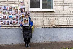 &laquo;Теряют сознание от голода, пьют дождевую воду&raquo;. Фото отощавших бойцов ВСУ вызвало скандал на Украине