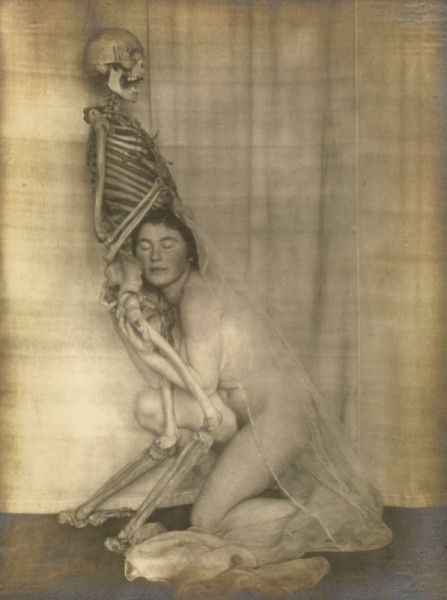 Дама со скелетом, сюрреалистический фотосет Франца Фидлера начала 1920-х годов