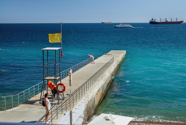 ВСУ атаковали Ялту. На берег выбросило морской дрон