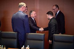 &laquo;Не лучший состав для переговоров&raquo;. Зеленский встретился с представителями США в Берлине. Что обсуждалось?